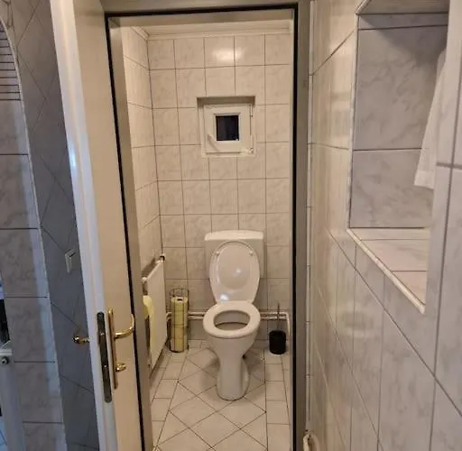 Haus Mit Garten, U Bahn Naehe, Gratis Parkplaetze Nyaraló Bécs